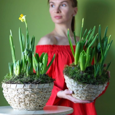 Весенняя корзина цветов