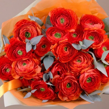 Ярко-оранжевые ранункулюсы букет