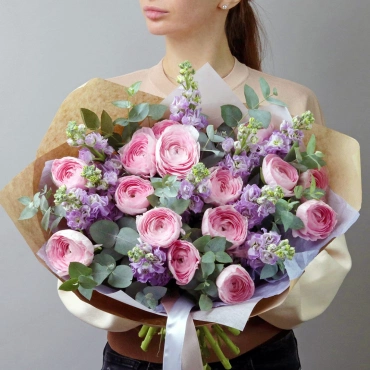 Букет из розовых ранункулюсов и маттиолы