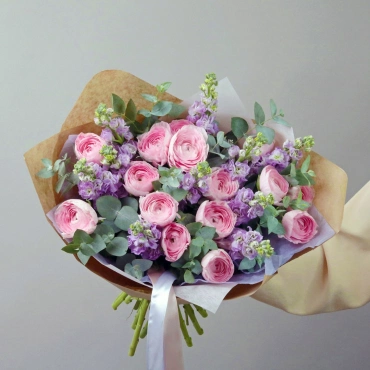 Букет из розовых ранункулюсов и маттиолы