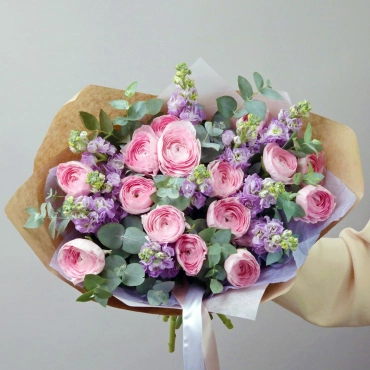 Букет из розовых ранункулюсов и маттиолы