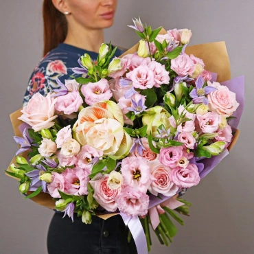 Авторский букет с амариллисом и клематисом