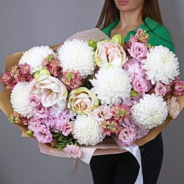 Букет с хризантемой и амариллисами