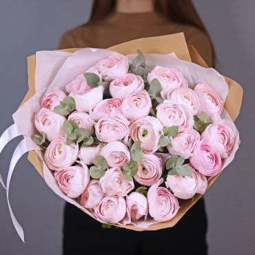 Букет нежных ранункулюсов с эвкалиптом