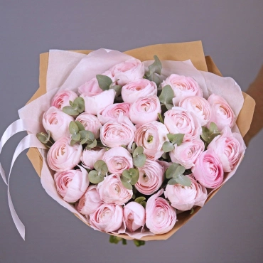 Букет нежных ранункулюсов с эвкалиптом