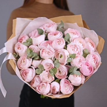 Букет нежных ранункулюсов с эвкалиптом