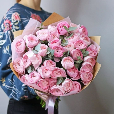 Букет розовых ранункулюсов