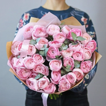 Букет розовых ранункулюсов