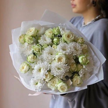 Хризантемы и кустовые розы букет