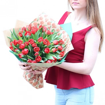 Букет красных тюльпанов