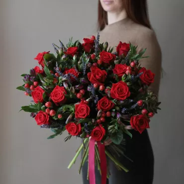 Букет из красных роз с лавандой
