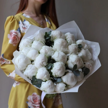 Букет белых пионов Мадам Клод 25 шт.