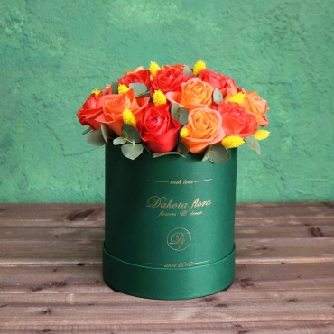 Оранжевые розы в изумрудной коробке