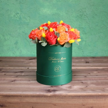 Оранжевые розы в изумрудной коробке