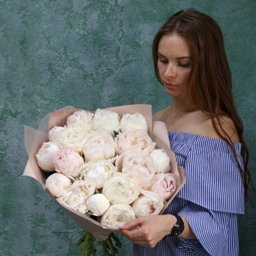 Нежно-розовые пионы