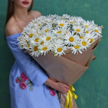 Букет из крупных ромашек