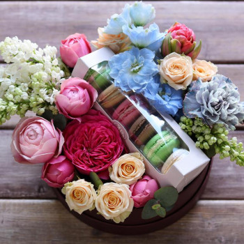 Цветы и пирожные в коробочке 