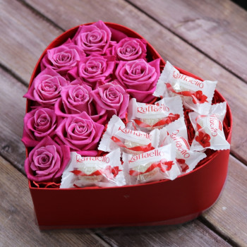 Розы и рафаэлло в коробке в форме сердца