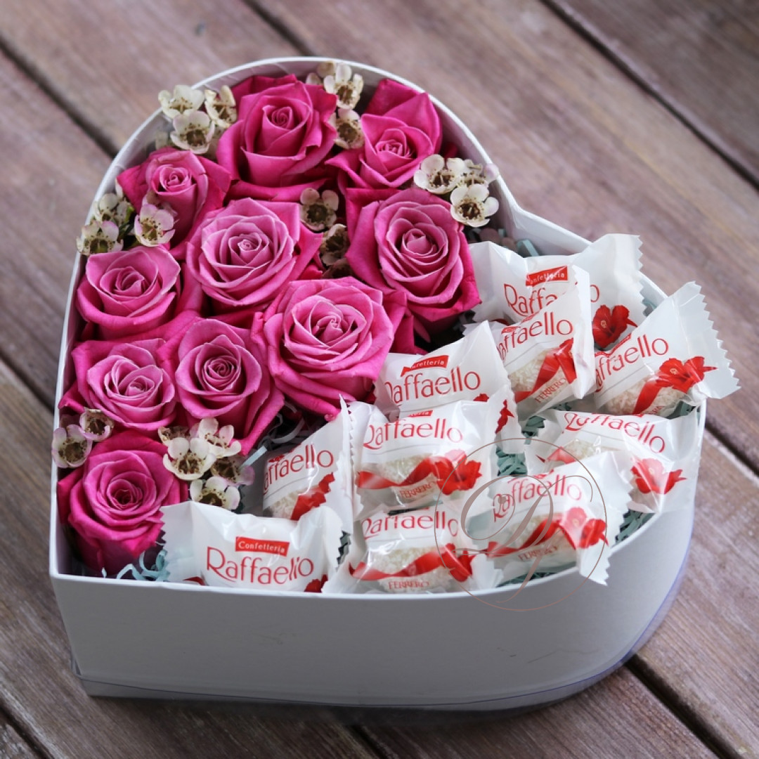 Как сделать композицию из роз в форме сердца в коробке?