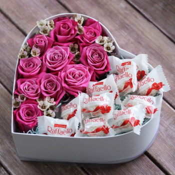 Сердце из роз и рафаэлло в коробке