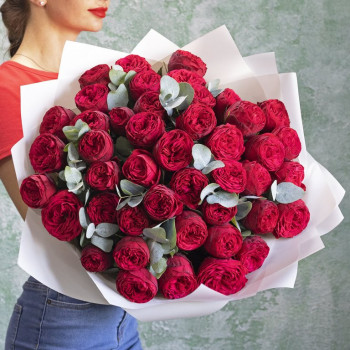 Большой букет пионовидных роз Ред Пиано
