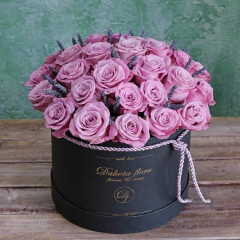Фиолетовые розы в коробке