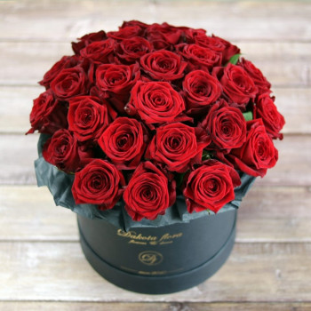 Красные розы в черной коробочке