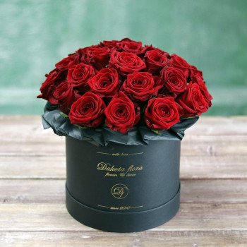 Красные розы в черной коробочке