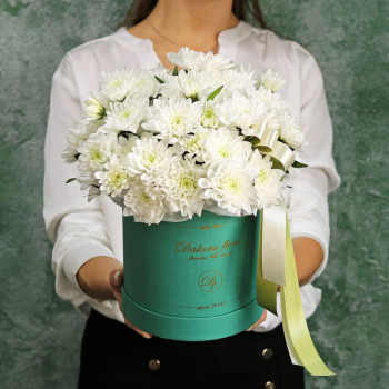 Белые хризантемы в коробке