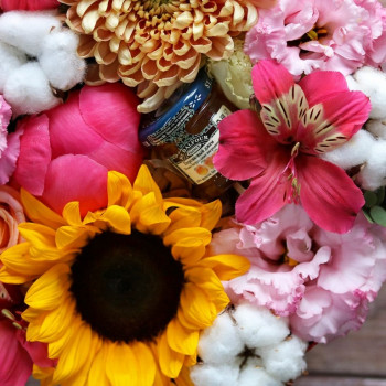 Цветы с баночкой джема в коробке