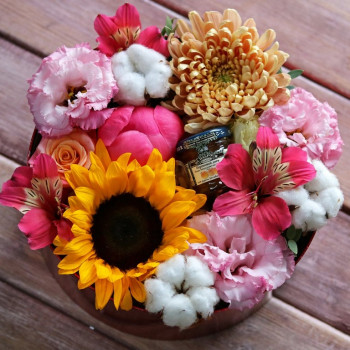 Цветы с баночкой джема в коробке