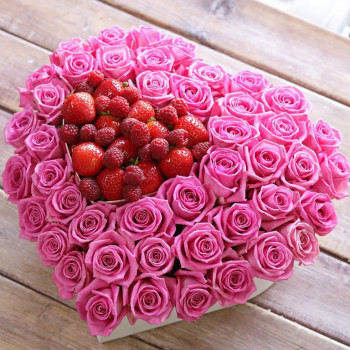 Сердце из роз с ягодами