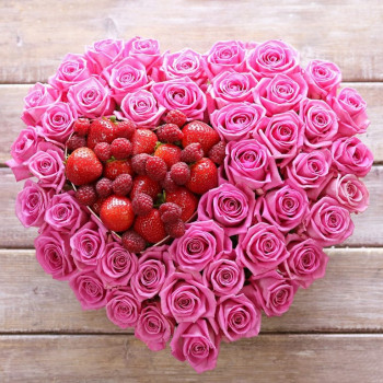 Сердце из роз с ягодами