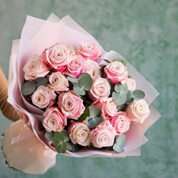 Нежно-розовые розы букет