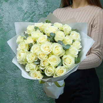 Букет белых роз с эвкалиптом