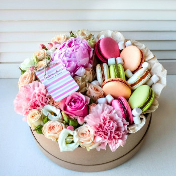 Цветы с пирожными в круглой коробочке
