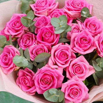 Букет розовых роз с эвкалиптом