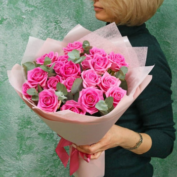 Букет розовых роз с эвкалиптом