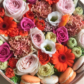 Цитрус - цветы и пирожные в круглой коробочке