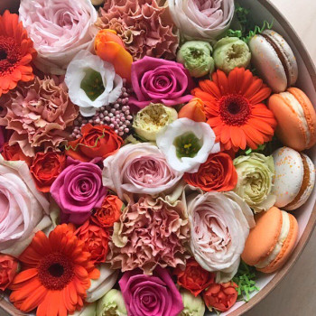 Цитрус - цветы и пирожные в круглой коробочке