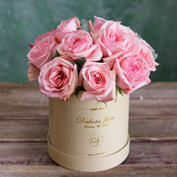 Пионовидные розы Пинк Охара в коробке