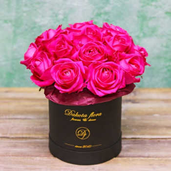 Малиновые розы в черной коробке
