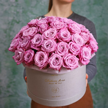 Букет фиолетовых роз в коробке