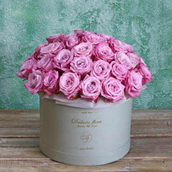 Букет фиолетовых роз в коробке