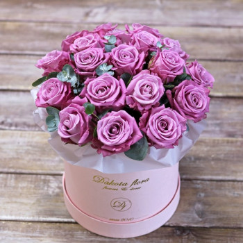 Фиолетовые розы в розовой коробке