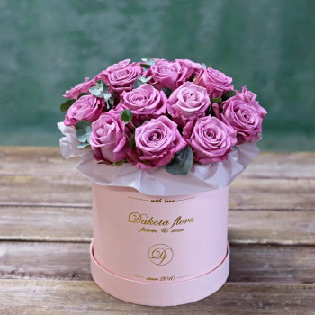 Фиолетовые розы в розовой коробке