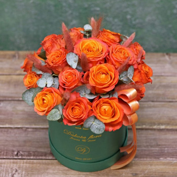 Оранжевые розы в коробке
