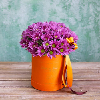 Фиолетовые хризантемы в оранжевой коробке