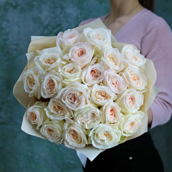 Букет из белых пионовидных роз