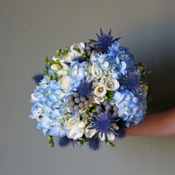 Букет невесты бело-голубой